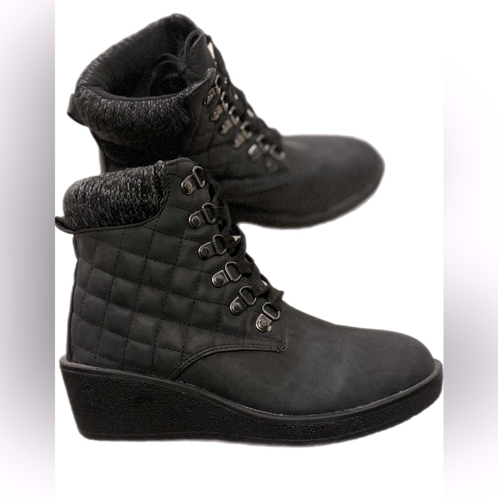 Women’s size 6 1/2 black heeled ankle boots